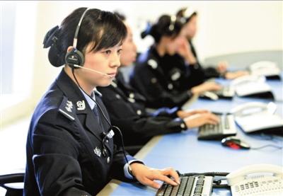 高艷艷正在接聽報警電話